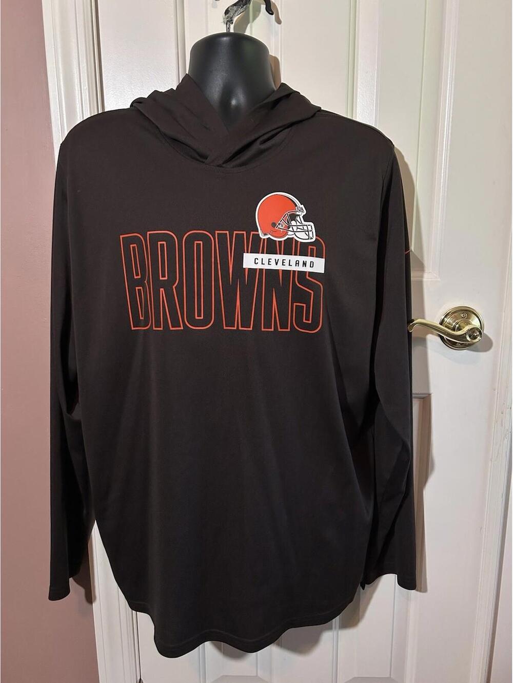 The Nike Tee Dri Fit Cleveland Browns Mens XL Long Sleeve Hooded